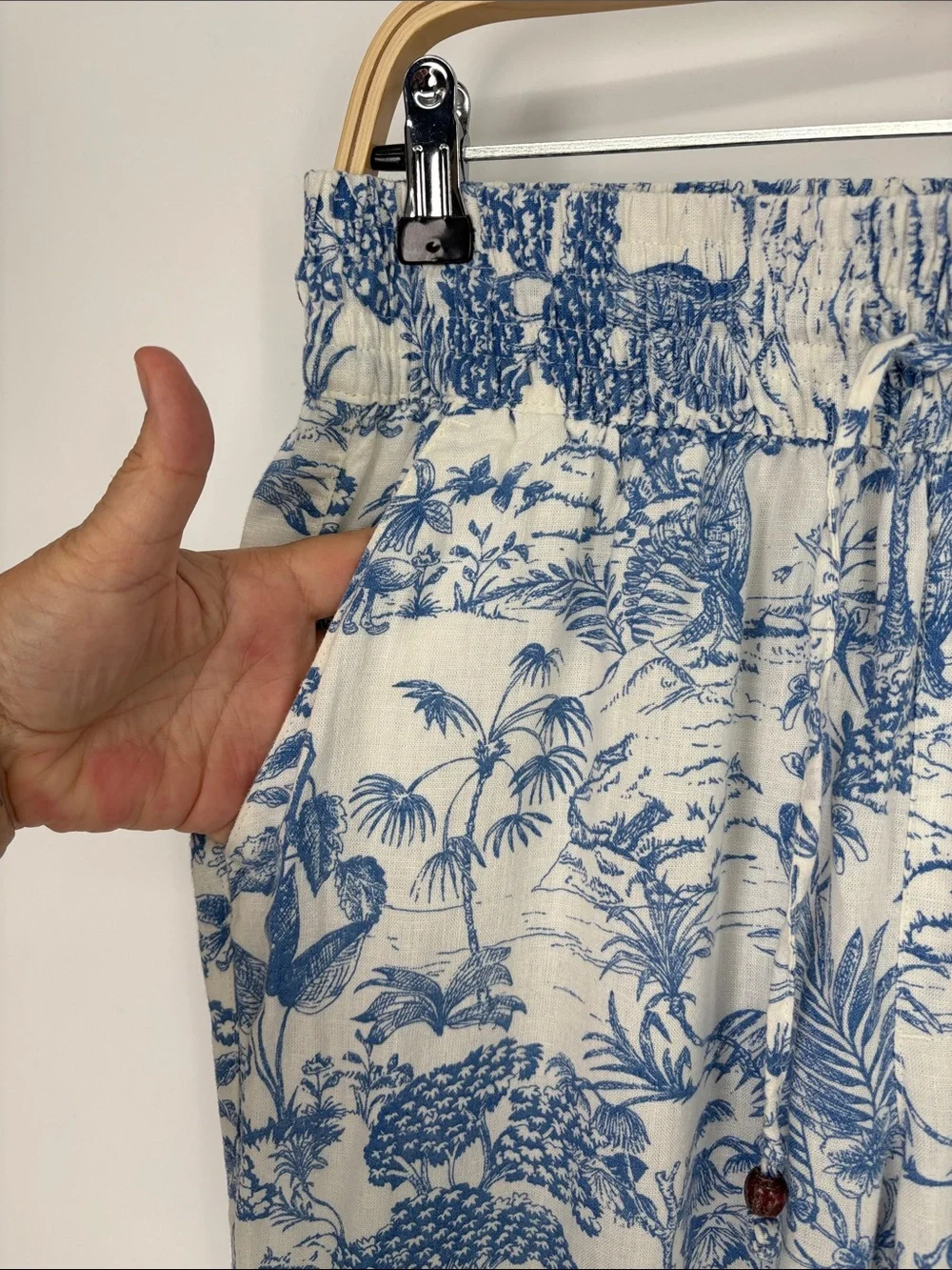 🪵 Nicole Miller linen rayon Blue and White Tropical Print Joggers - Picture 3 of 9